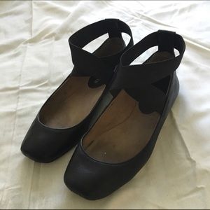 Cross-strap ballerina flats