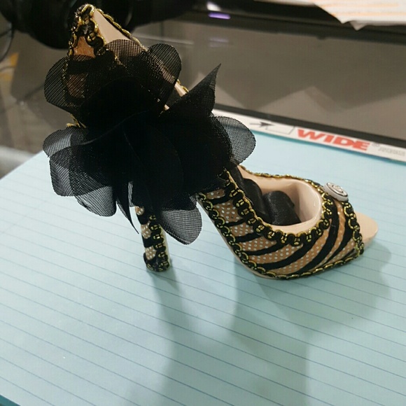 Jewelry - Mega Price Drop!! 💥STYLISH HIGH HEEL RING HOLDER