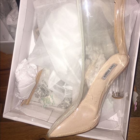 BRAND NEW SOLD OUT CAPE ROBBIN SIZE 9 100% Auth