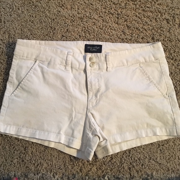American Eagle Off white shorts
