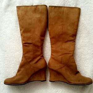 Stun in suede wedge boots for fall!