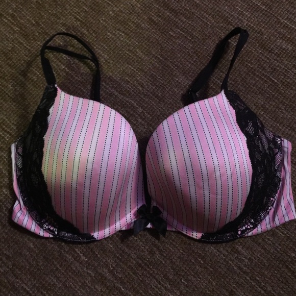 Beautiful elegant NWOT Victoria secrets bra