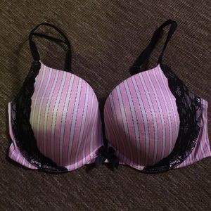 Beautiful elegant NWOT Victoria secrets bra
