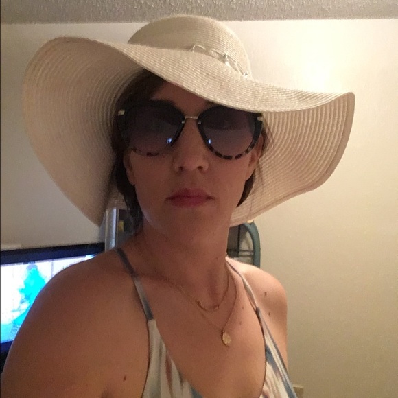 Meet your Posher, Courtney - Picture 2 of 5