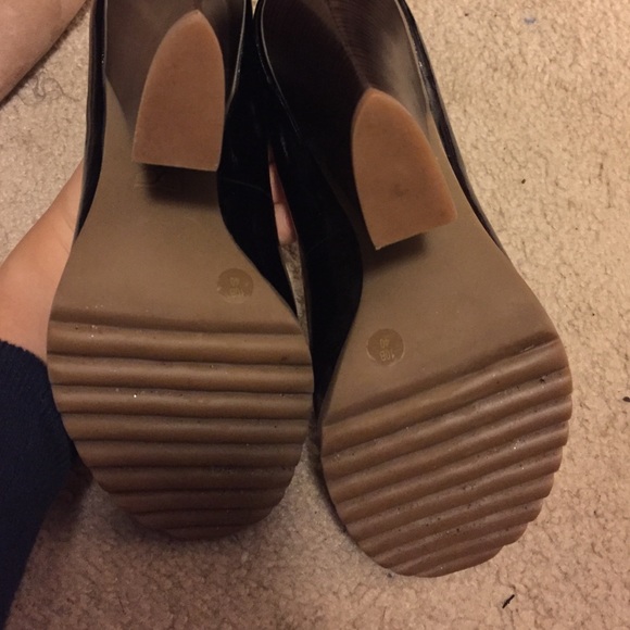 Gently worn BCBG MaxAzria rubber sole pumps - Picture 4 of 4