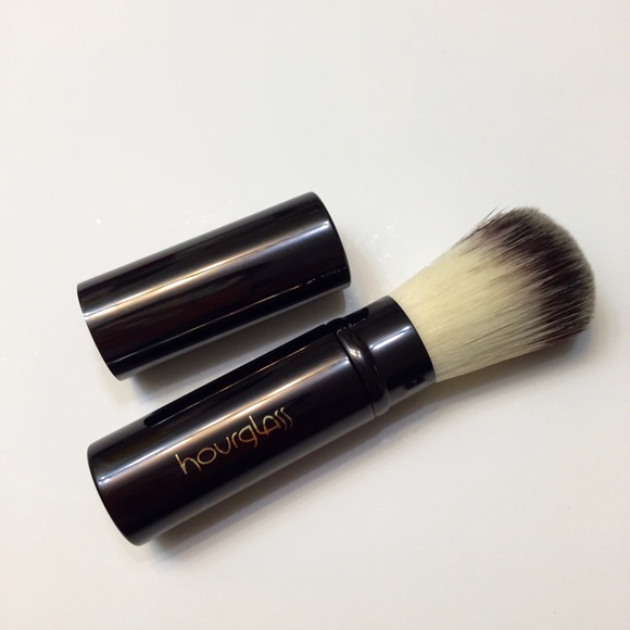 New Hourglass Retractable Foundation Brush