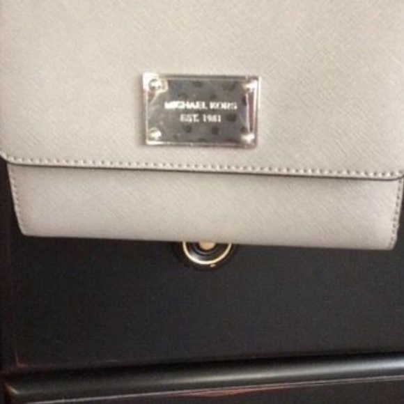 Micheal Kors cross body purse
