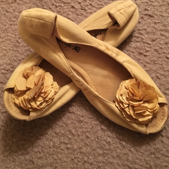 yellow flats payless