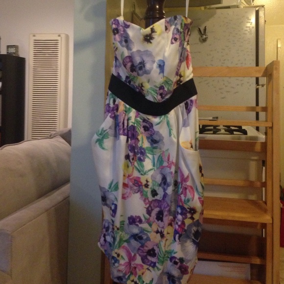 Strapless dress with pockets