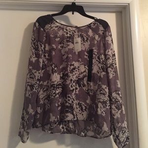 Blouse with loose opening in back