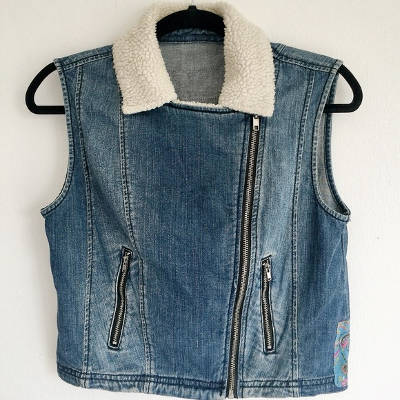 ✨Wearable Art Sherpa and Denim Vest - Size M✨ - Picture 4 of 4