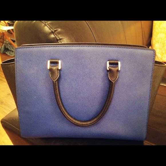 Micheal Kors Selma Black and Navy - Picture 2 of 3