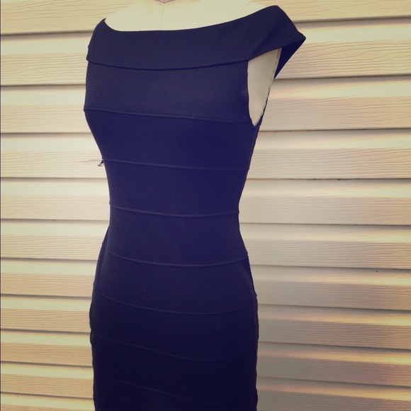 Black form fitting cocktail dress - Picture 1 of 2