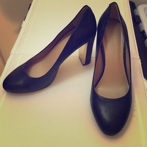 Banana republic black heels with gold detail