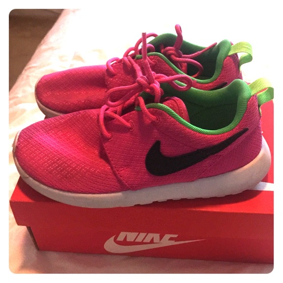 Nike ROSHE ONE girls sneakers