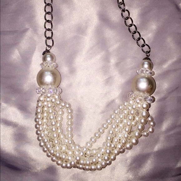 Chunky pearl necklace