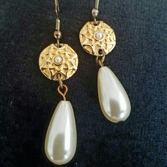 Costume Jewelry Earings and Bracelet Set - Picture 2 of 3