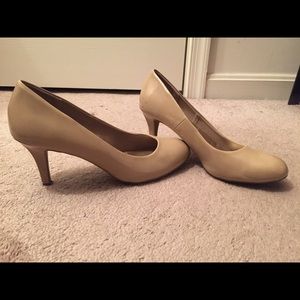 Nude Pumps