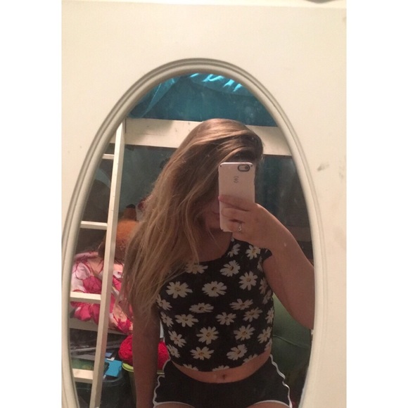 cute black tshirt crop top w daisies