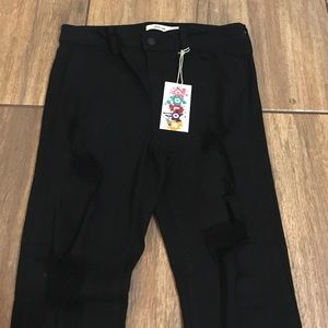 BLACK RIPPED JEANS