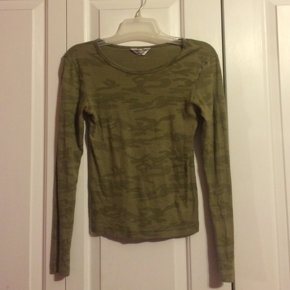 Cute camo long sleeve shirt!