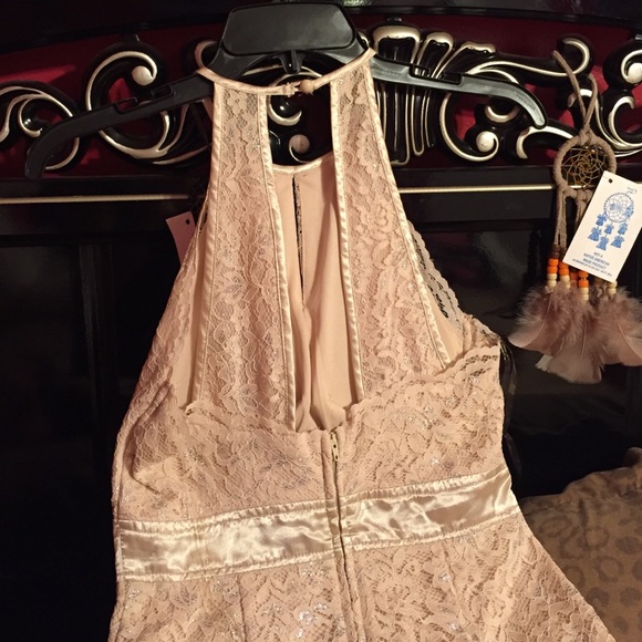 Wore once and won't wear it again. 👠 - Picture 3 of 4