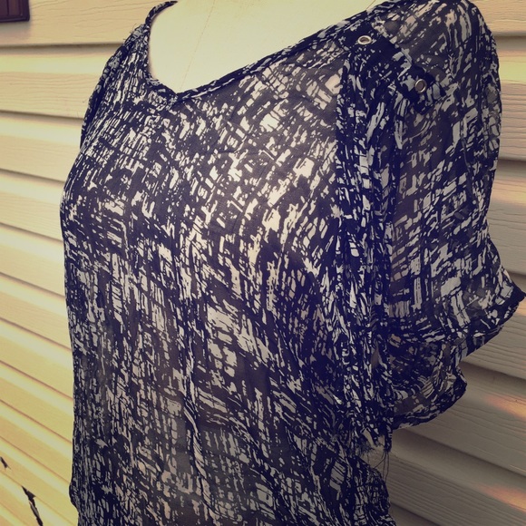 Black and white designed sheer top - Picture 1 of 2
