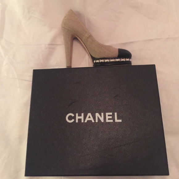Gorgeous Chanel Pumps Beige Fabric Black Tip.