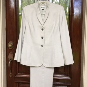 Kasper 2pc. pantsuit. Light gray. Size 12.