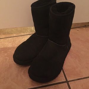 Black short uggs