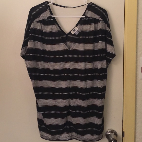 Old Navy V-neck shirt