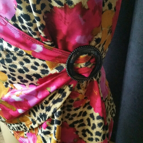 8 $ SALE! Sophisticated Animal Print Floral Top L - Picture 2 of 4