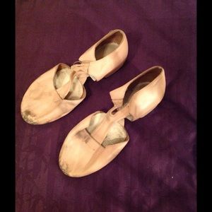 Dancers teaching sandal.