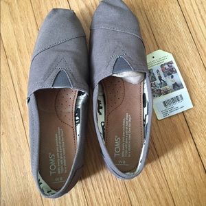 Women's size 8 Ash colored Toms