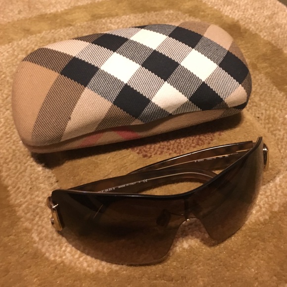 Burberry sunglasses with case😎