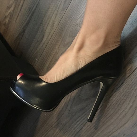 Lightly used GUESS black platform pumps.