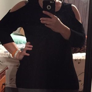 Black shirt, shoulders out