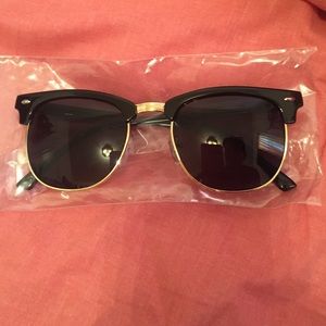 🕶 Gold and black sunglasses 🕶