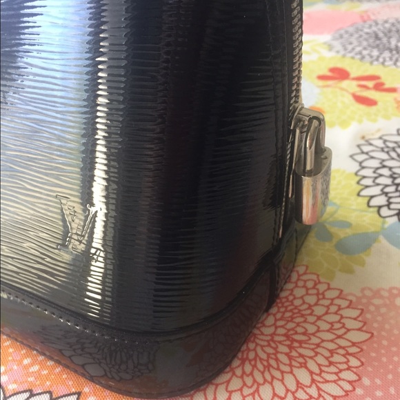 Authentic Louis Vuitton hand bag👌🏿😍😎 - Picture 2 of 4