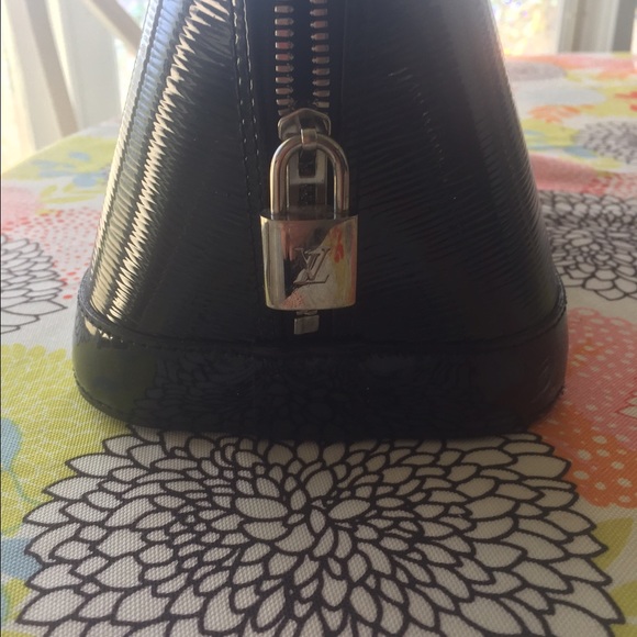 Authentic Louis Vuitton hand bag👌🏿😍😎 - Picture 3 of 4