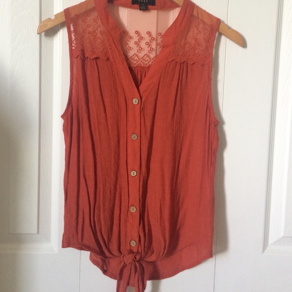 Adorable button down and tie front top - Picture 1 of 2