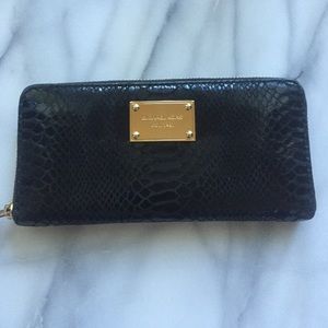 Michael Kors Black checkbook size wallet ⚫️