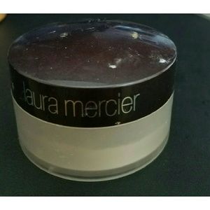 LAURA MERCIER
Translucent Setting Powder used