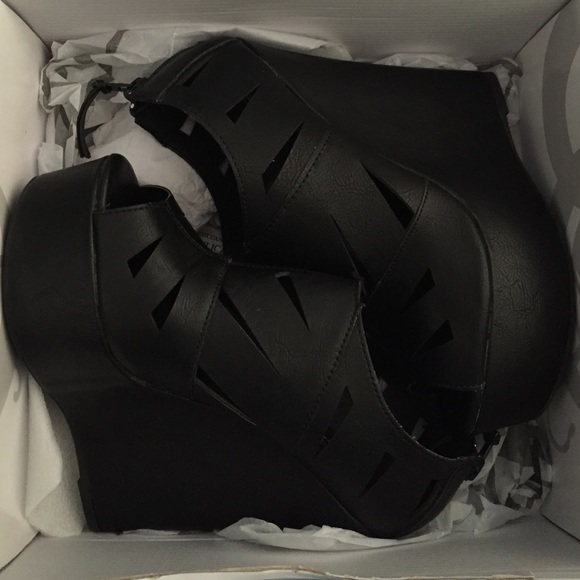 Black Wedges