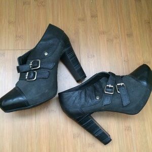 • Ankle boots