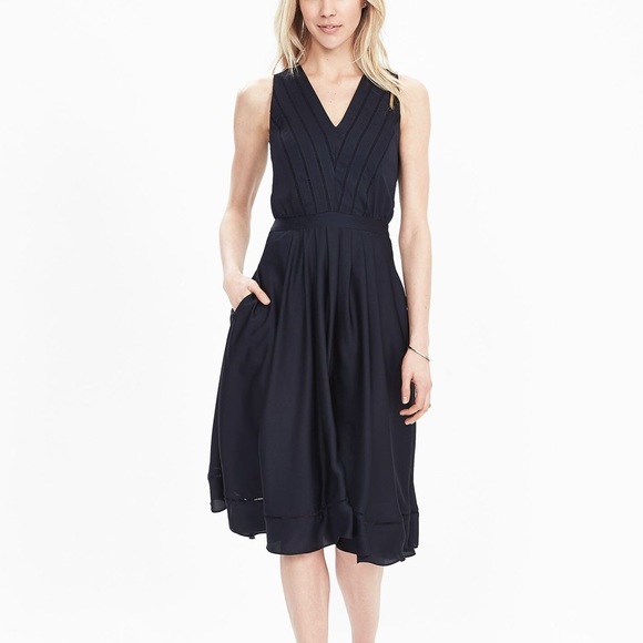 Banana Republic Dresses & Skirts - SHIPS TODAY💋Gorgeous banana republic silk dress