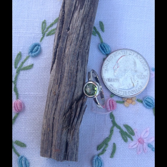 Peridot and silver ring - Picture 1 of 2