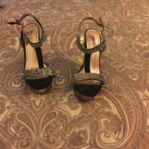 Felt black platform shoes