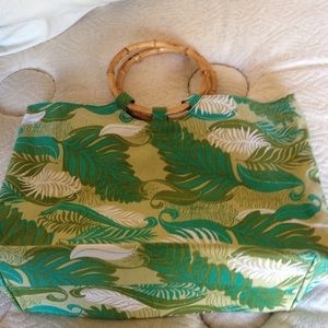 Tote bag with leaf pattern and wooden like handle