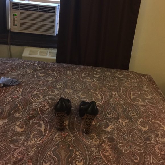 Black coach heels - Picture 3 of 3